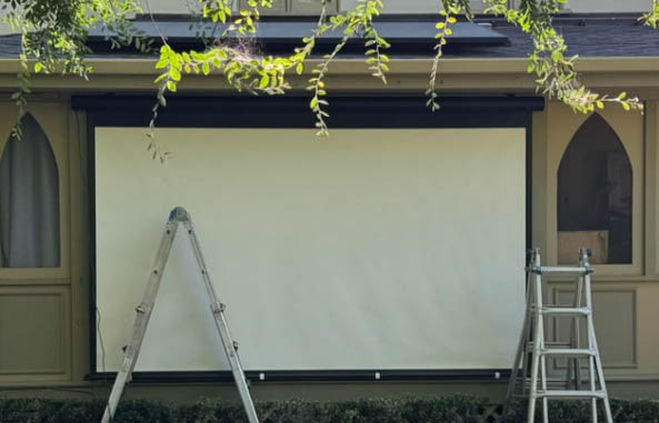 Projection screen installation